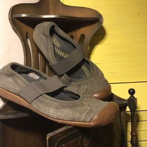 AMAZING Keen slip ons!